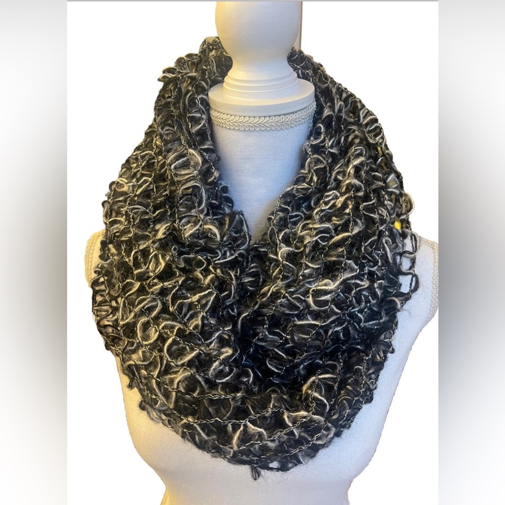 STEVE MADDEN LOOSE WEAVE INFINITY LOOP SCARF BLACK & WHITE